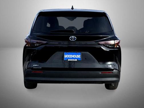 2025 Toyota Sienna LE