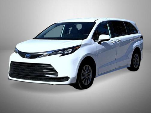 2025 Toyota Sienna LE