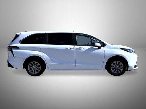 2025 Toyota Sienna LE