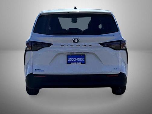 2025 Toyota Sienna LE