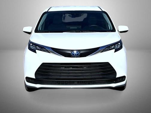 2025 Toyota Sienna LE