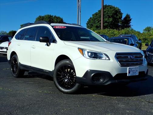 White 2017 Subaru Outback 2.5i