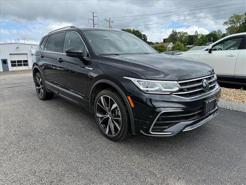 Deep Black Pearl Effect 2024 Volkswagen Tiguan 2.0T SEL R-Line