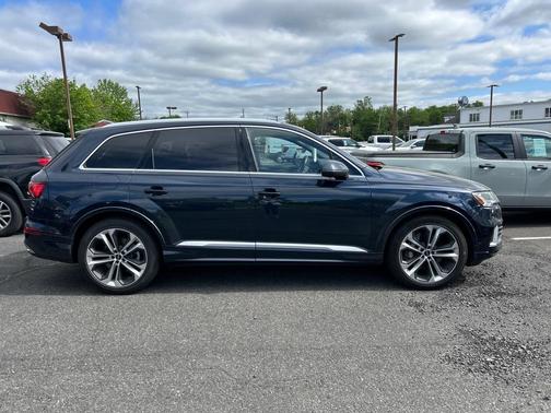 Waitomo Blue Metallic 2023 Audi Q7 55 Prestige