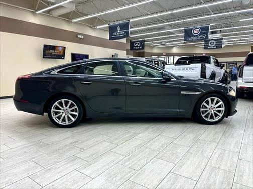 2015 Jaguar XJ Base