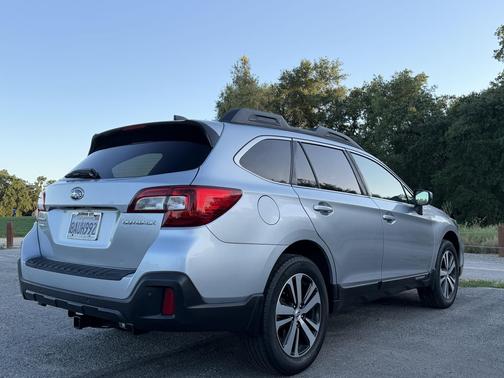 Ice Silver Metallic 2018 Subaru Outback 2.5i Limited