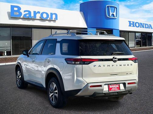 2023 Nissan Pathfinder SL