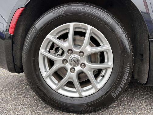 Brilliant Black Crystal Pearlcoat 2023 Chrysler Pacifica Touring-L