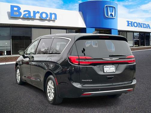 Brilliant Black Crystal Pearlcoat 2023 Chrysler Pacifica Touring-L