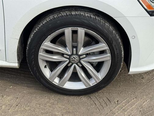 2017 Volkswagen Passat 1.8T SEL Premium