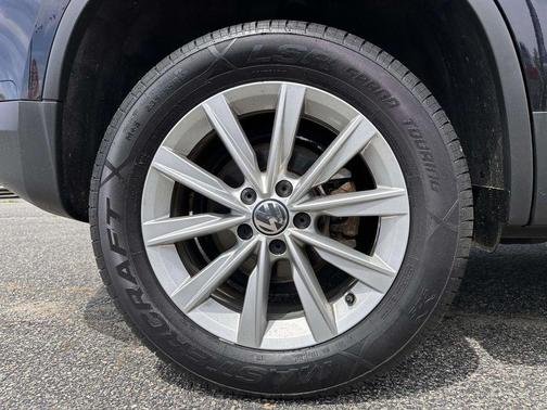 Deep Black Pearl Effect 2017 Volkswagen Tiguan Limited 2.0T