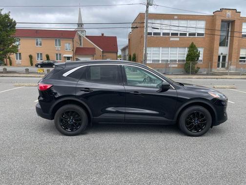 Agate Black Metallic 2022 Ford Escape SE