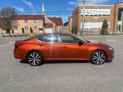 Sunset Drift Chromaflair 2022 Nissan Altima SR Intelligent AWD