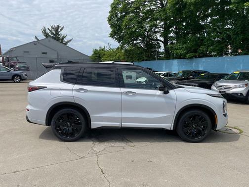 White Diamond With Black Roof 2026 Mitsubishi Outlander SEL S-AWC