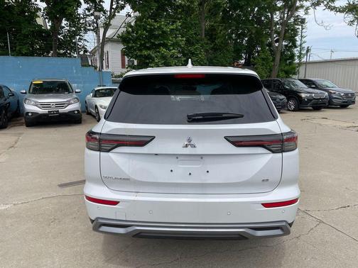White Diamond 2026 Mitsubishi Outlander SE