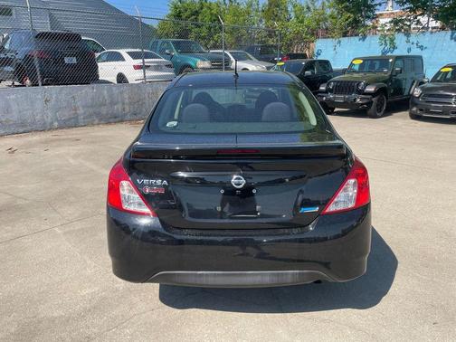 Super Black 2015 Nissan Versa 1.6 S+