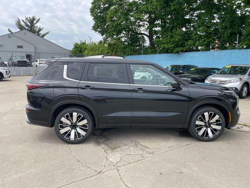 Black Diamond 2026 Mitsubishi Outlander SE