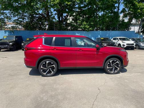 Red Diamond 2023 Mitsubishi Outlander SE S-AWC