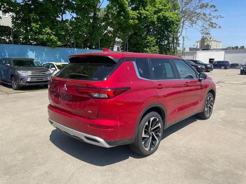Red Diamond 2023 Mitsubishi Outlander SE S-AWC