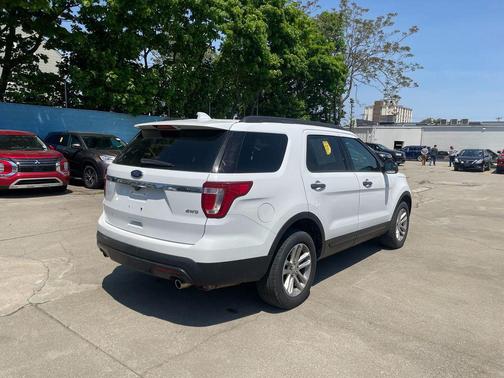 Oxford White 2017 Ford Explorer Base