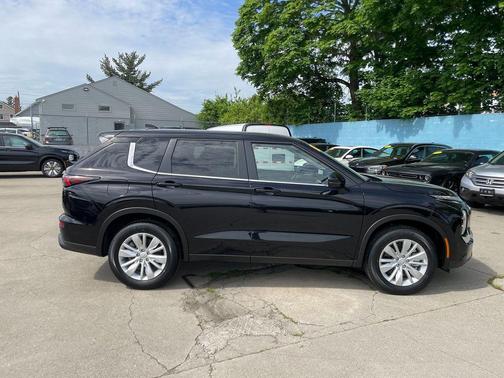Labrador Black Pearl 2026 Mitsubishi Outlander ES S-AWC