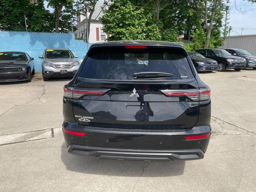 Labrador Black Pearl 2026 Mitsubishi Outlander ES S-AWC