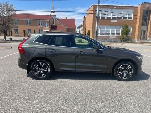 Pine Grey Metallic 2022 Volvo XC60 B5 Momentum