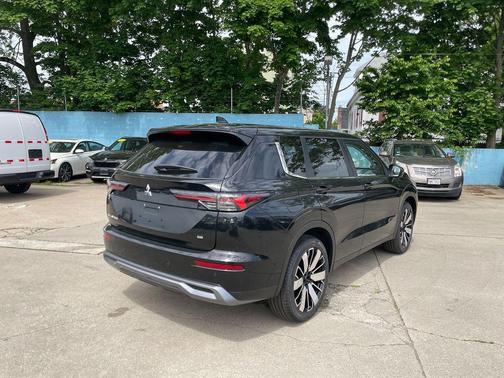 Black Diamond 2026 Mitsubishi Outlander SE
