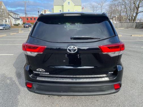 Midnight Black Metallic 2019 Toyota Highlander LE