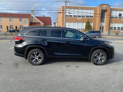 Midnight Black Metallic 2019 Toyota Highlander LE