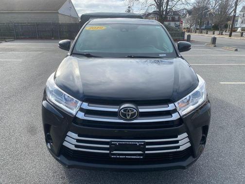 Midnight Black Metallic 2019 Toyota Highlander LE