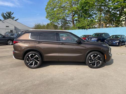 Deep Bronze Metallic 2022 Mitsubishi Outlander SEL Special Edition S-AWC
