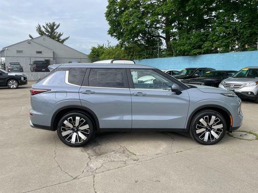 Moonstone Gray Metallic 2026 Mitsubishi Outlander SE