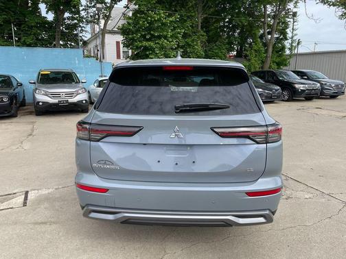Moonstone Gray Metallic 2026 Mitsubishi Outlander SE
