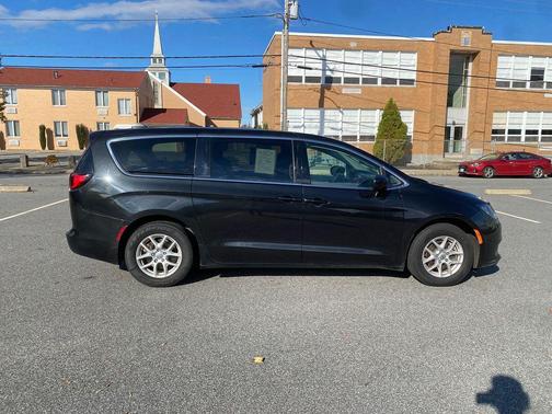 2022 Chrysler Voyager LX