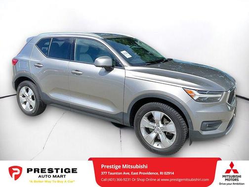 GOLD 2022 Volvo XC40 T4 Momentum