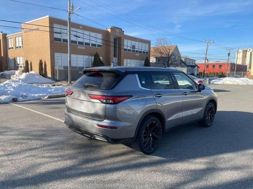 2022 Mitsubishi Outlander SE