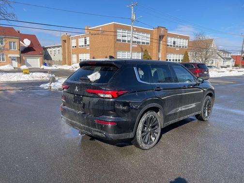 2022 Mitsubishi Outlander Black Edition 2WD