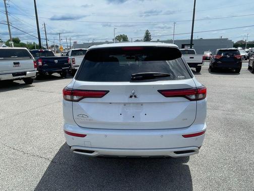 White Diamond 2023 Mitsubishi Outlander SE S-AWC