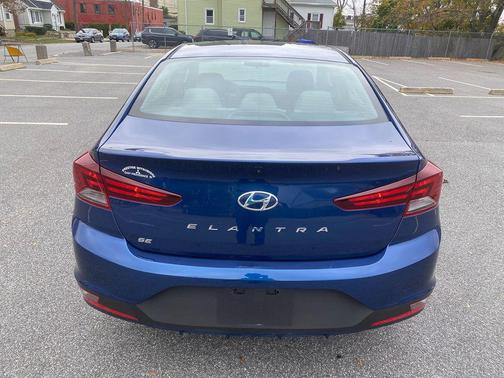 2019 Hyundai ELANTRA SE