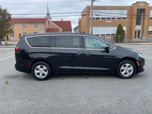 2017 Chrysler Pacifica Hybrid Touring Plus