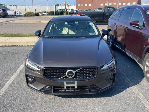 2024 Volvo S60 B5 Plus Dark Theme