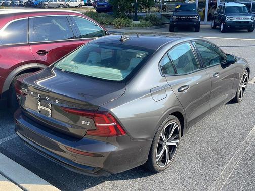 2024 Volvo S60 B5 Plus Dark Theme