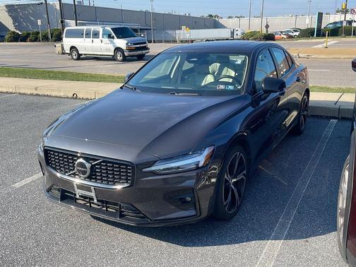 2024 Volvo S60 B5 Plus Dark Theme