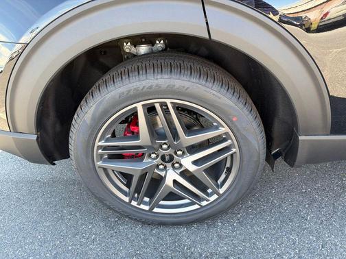 AGATE BLACK METALLIC 2026 Ford Explorer ST-Line