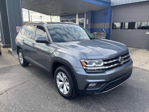 Platinum Gray Metallic 2019 Volkswagen Atlas 2.0T SE