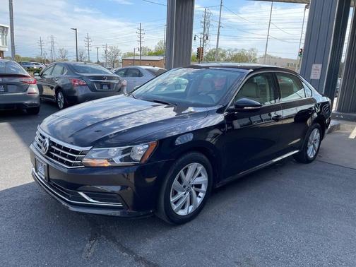 Deep Black Pearl Metallic 2018 Volkswagen Passat 2.0T SE