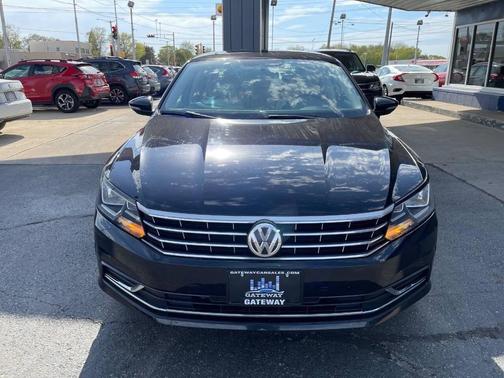 Deep Black Pearl Metallic 2018 Volkswagen Passat 2.0T SE