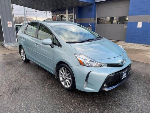 2015 Toyota Prius v Five