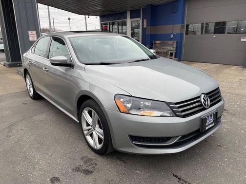 2014 Volkswagen Passat 1.8T Auto SE w/Sunroof & Nav